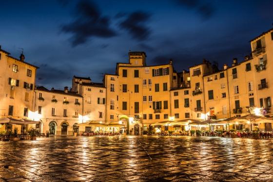 Piazza-Anfiteatro-a-Lucca-53074-49594120